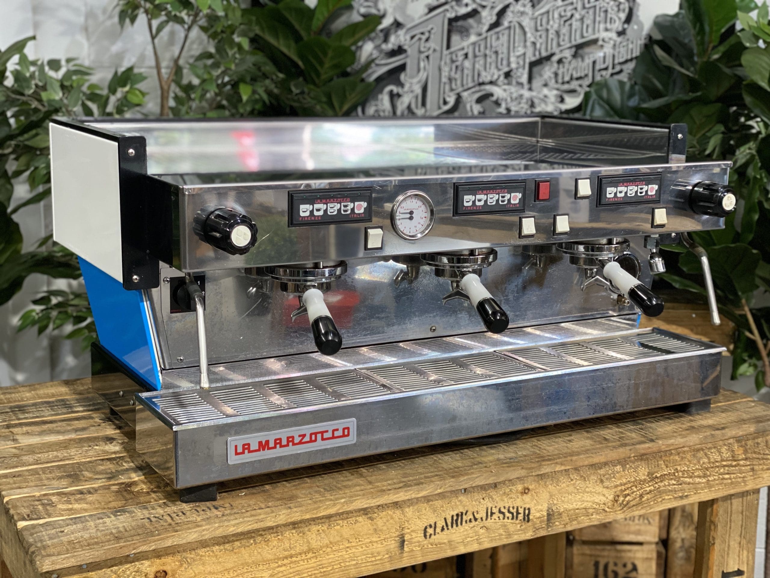 La Marzocco Linea Classic White &amp; Black Pesado Portafilters 3 Group Used White &amp; Blue