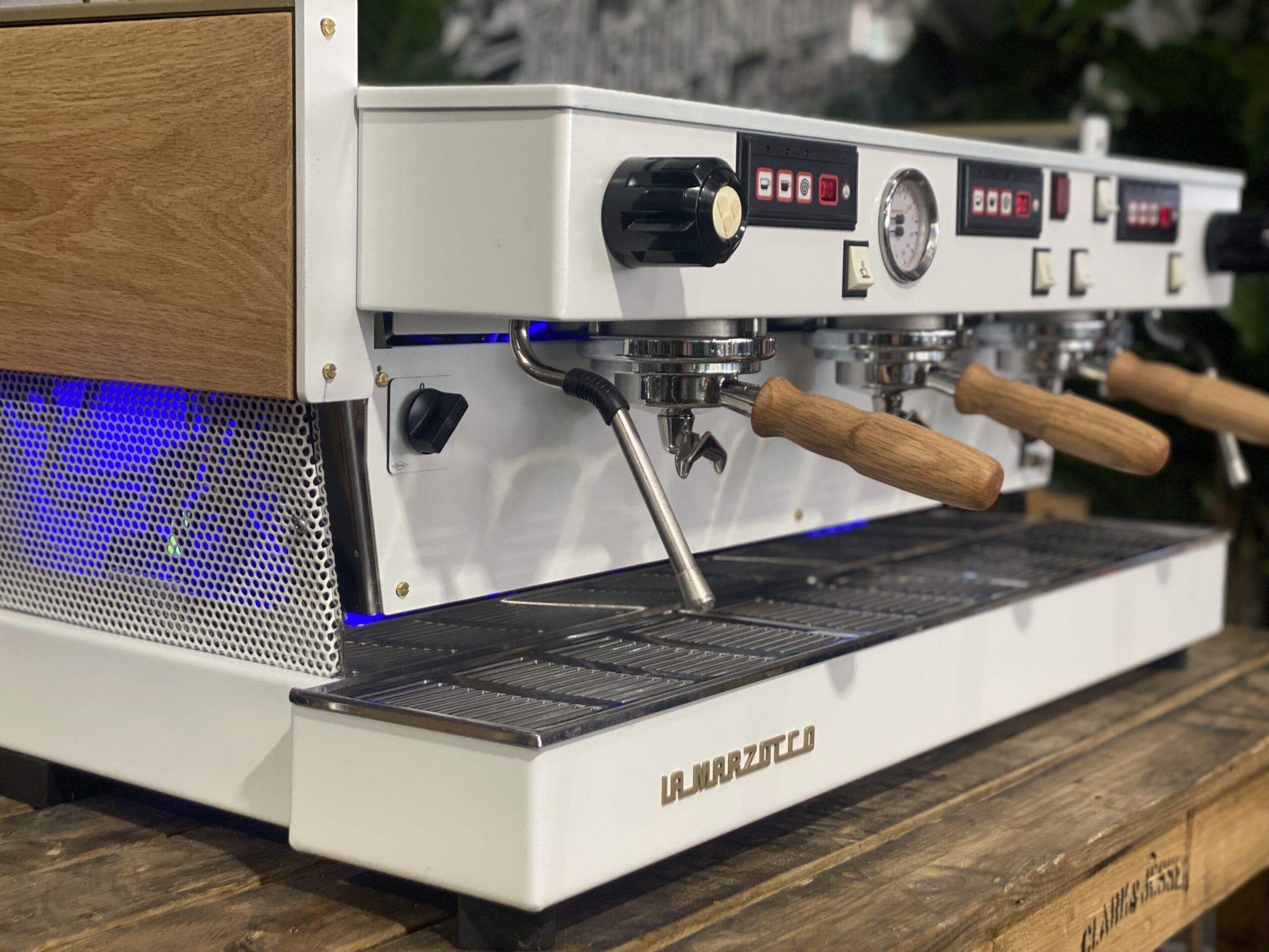 La Marzocco Linea Classic 3 Group White/Timber &amp; LED Cutout