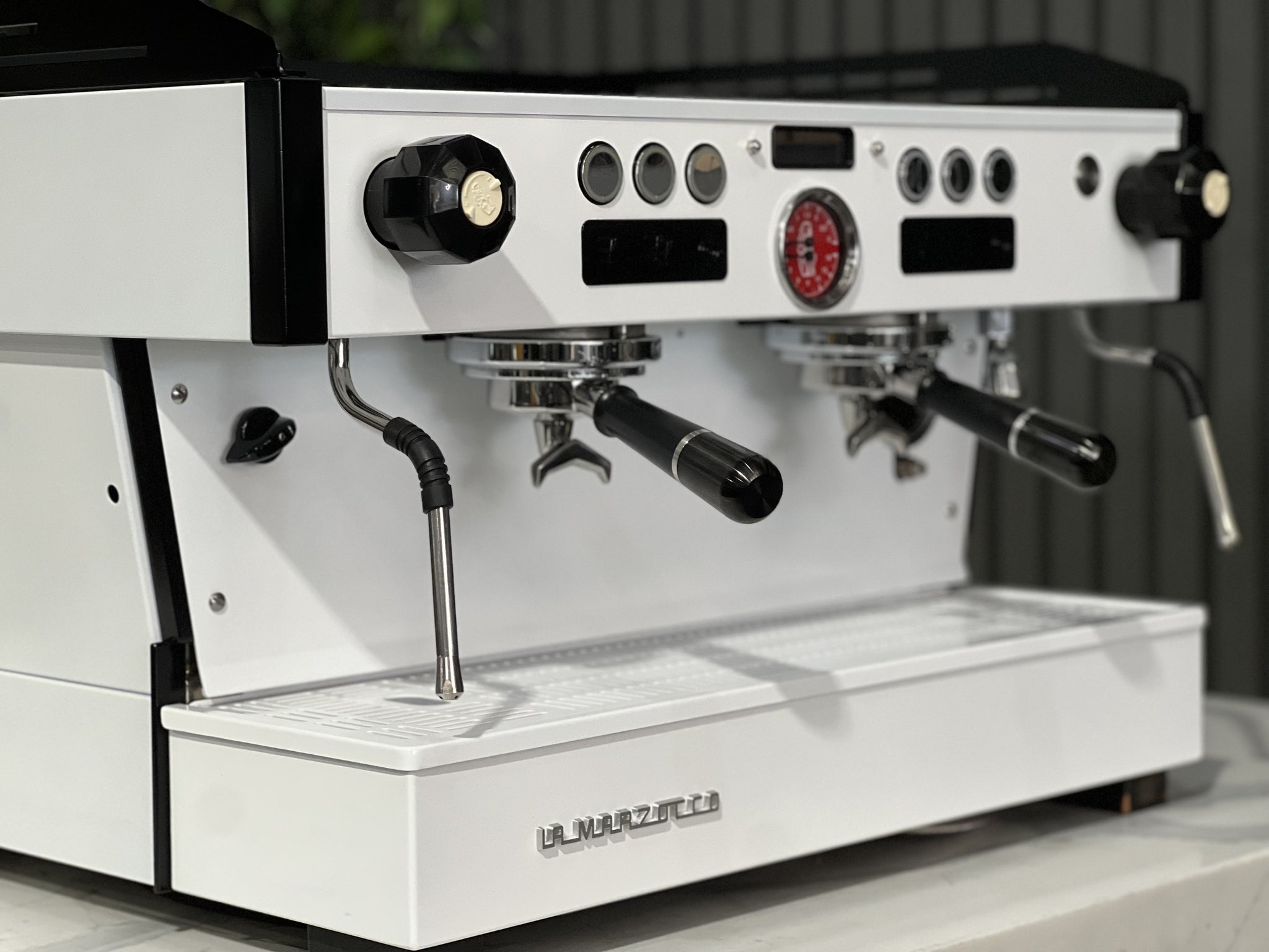 La Marzocco Linea PB 2 group Black & White Pesado Handles