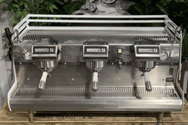 Synesso Sabre 3 Group White w. Pesado's