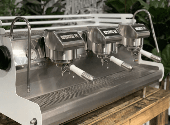 Synesso Sabre 3 Group White w. Pesado's