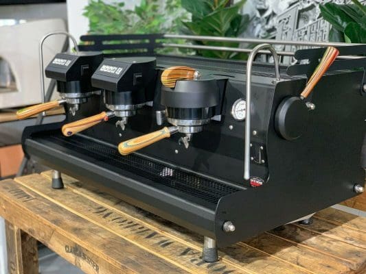 Synesso Sabre Hybrid 3 Group - Matte Black / Skateboard Timber Custom