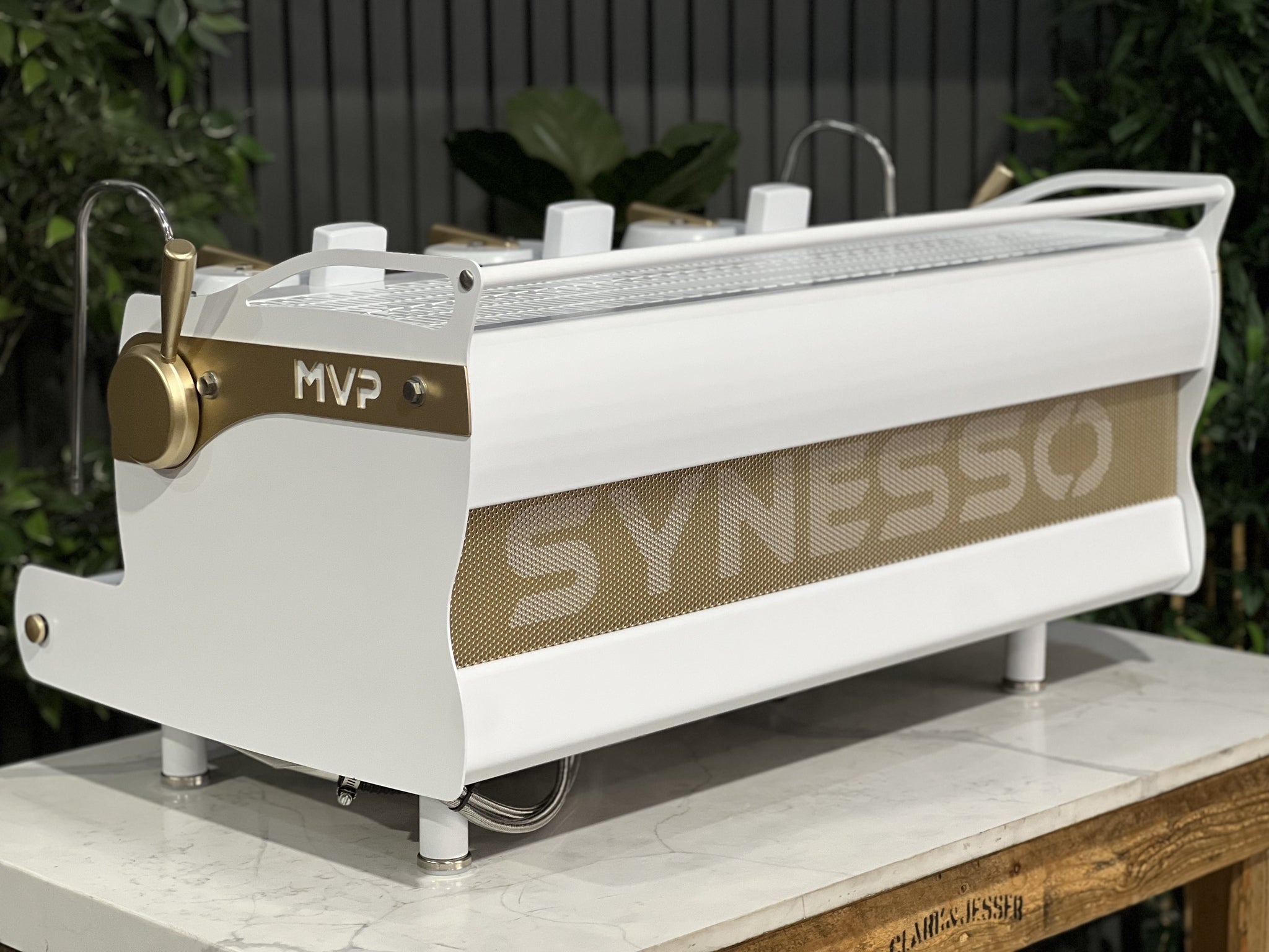 Synesso MVP 3 Group White & Gold