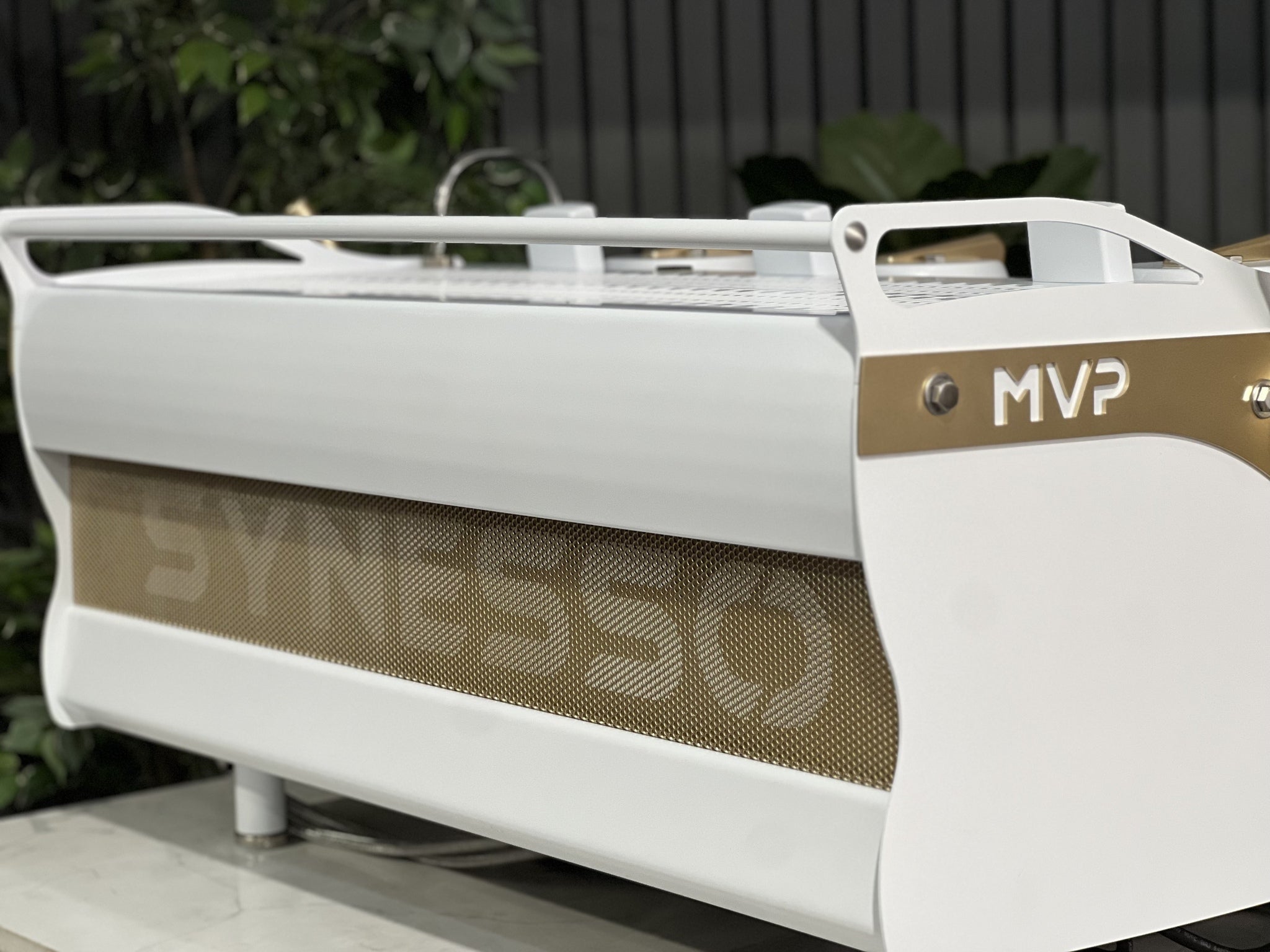 Synesso MVP 3 Group White & Gold