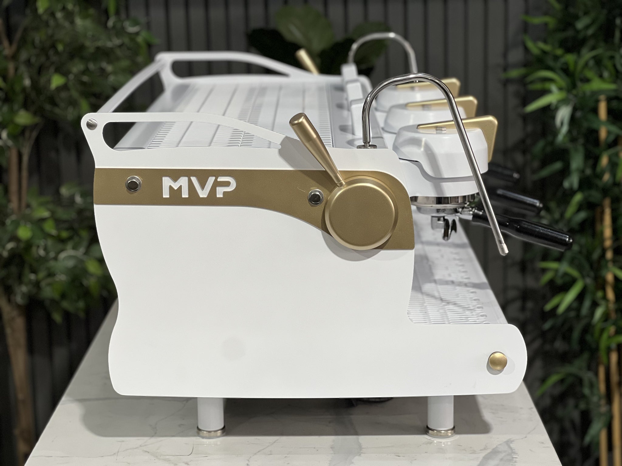 Synesso MVP 3 Group White & Gold