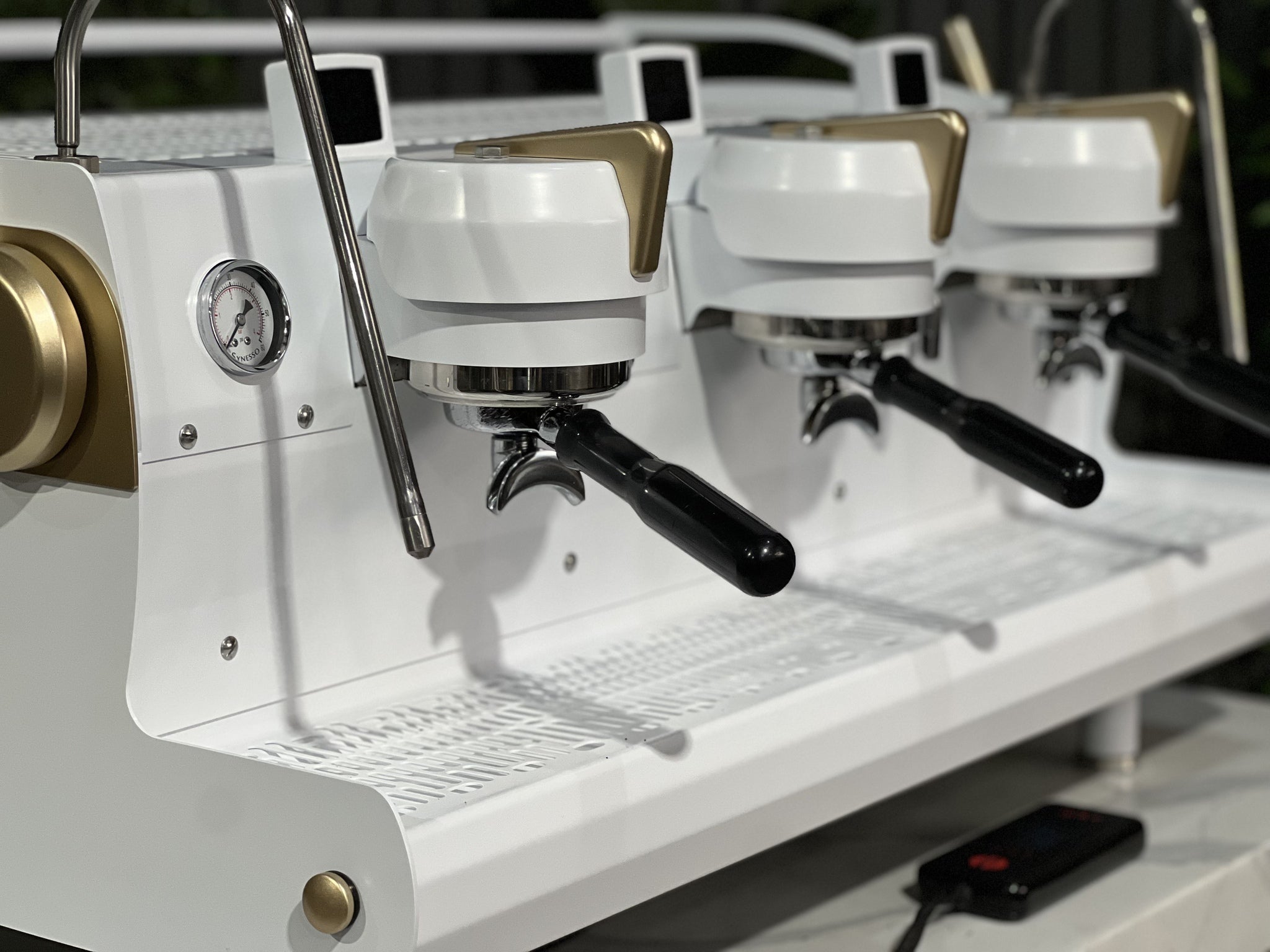 Synesso MVP 3 Group White & Gold