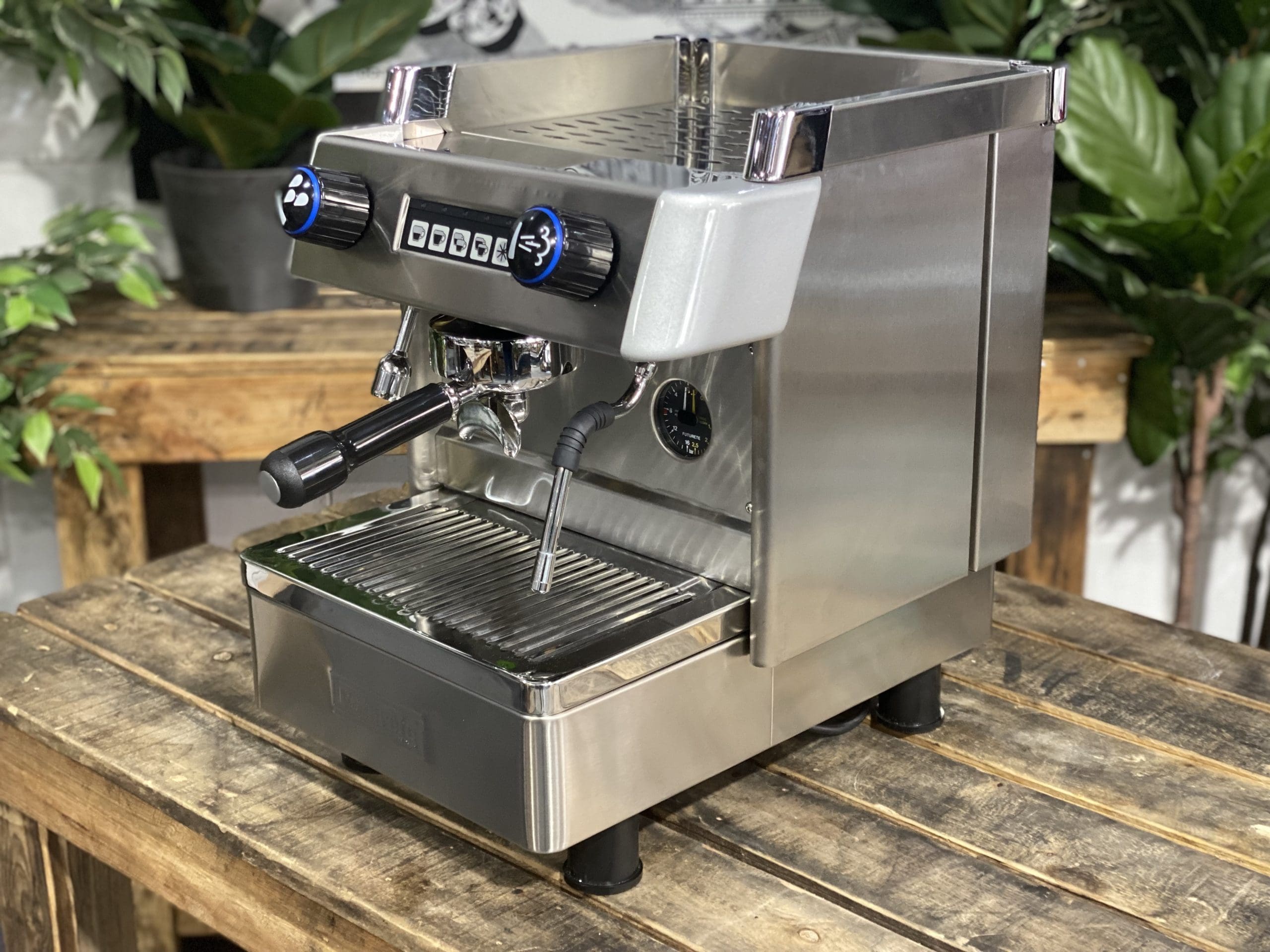https://coffeemachinewarehouse.com.au/wp-content/uploads/2022/10/Futura-Piccolina-1-Group-Stainless-New-Espresso-Coffee-Machine-1858-Princes-Highway-Clayton-VIC-3168-Coffee-Machine-WarehouseIMG_3962-scaled.jpeg