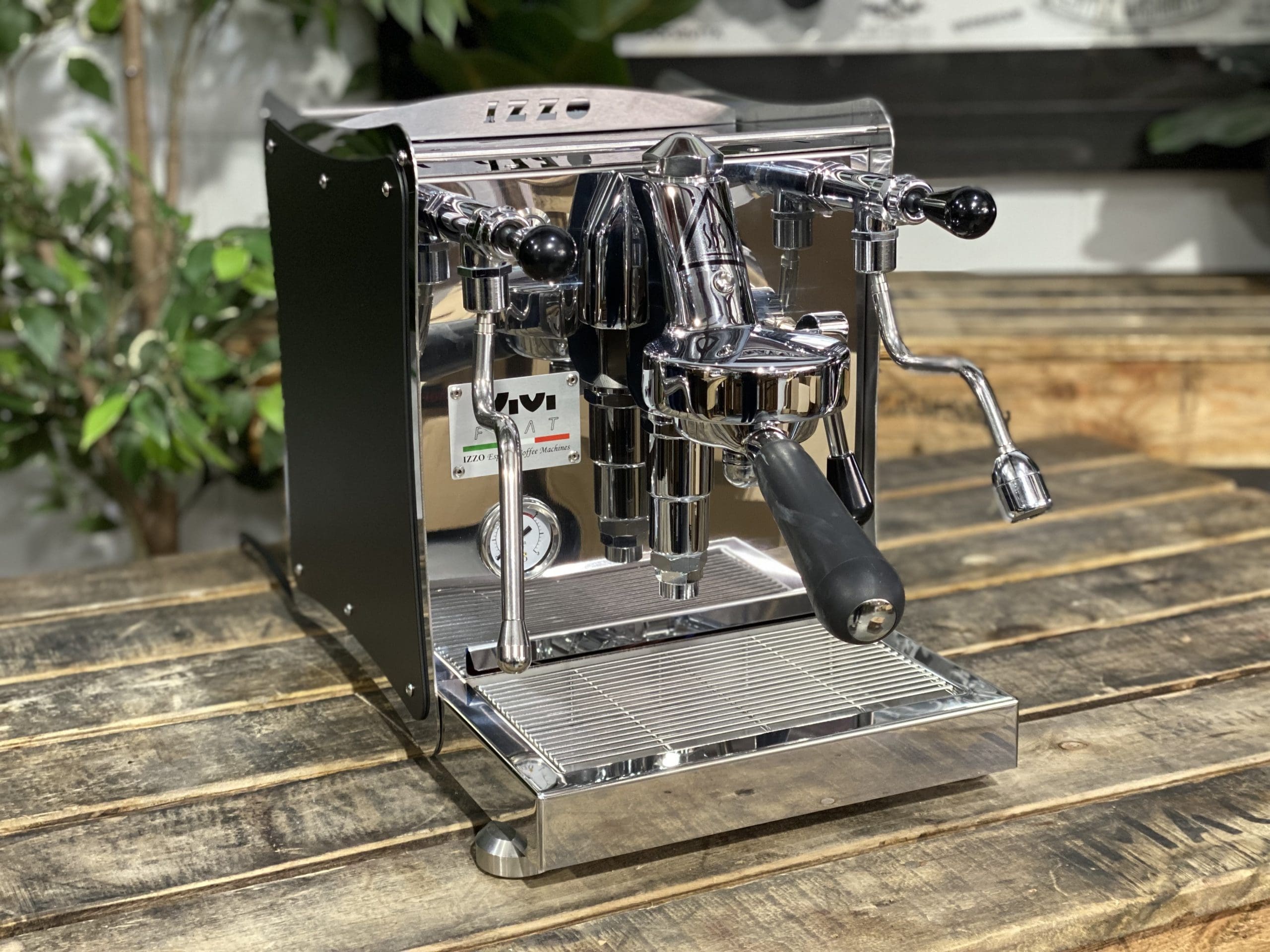 https://coffeemachinewarehouse.com.au/wp-content/uploads/2022/10/Izzo-Vivi-Flat-1-Group-Black-New-Espresso-Coffee-Machine-1858-Princes-Highway-Clayton-VIC-3168-Coffee-Machine-WarehouseIMG_4245-scaled.jpeg
